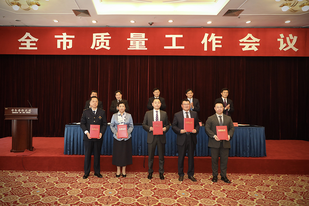 2海大生物集團(tuán)創(chuàng)始人、董事長單俊偉（右二）上臺領(lǐng)獎.jpg